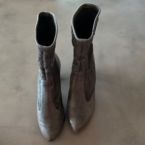 Gently worn Everybody by BZ Moda gray boots in size 38